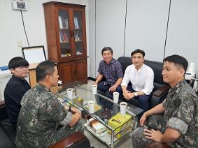 ‘다 함께 땅을 팜’ 생태 텃밭에서 수확한 농작물(옥수수 등)을 자매부대 513 항공부대 전달
